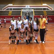 Las ocho integrantes de la selección femenil de voleibol y su entrenador